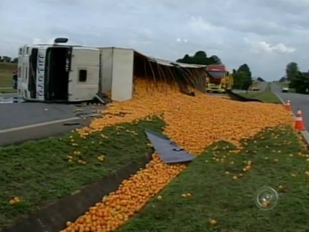 A carga de 32 toneladas de laranja ficou espalhada (Foto: Reprodução)