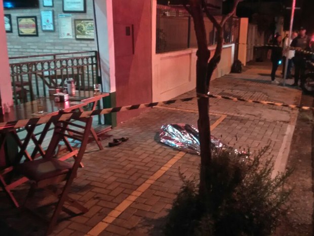 Mulher é morta após ser baleada em bar em São Carlos (Foto: Maurício Duch/ Folha Região) Mulher é morta após ser baleada em bar em São Carlos (Foto: Maurício Duch/ Folha Região)