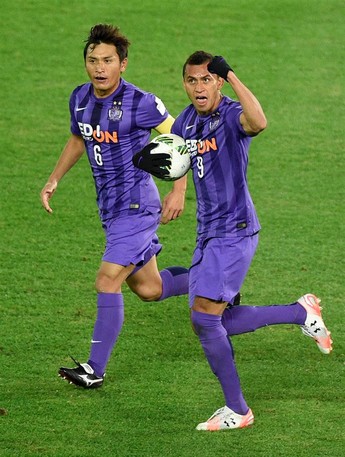 Douglas comemora o gol de empate do Sanfrecce Hiroshima contra o Guangzhou Evergrande (Foto: EFE)