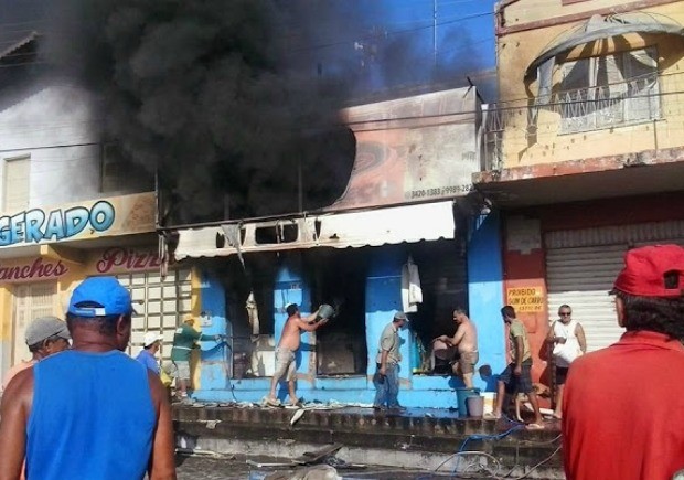 Comércio foi completamente destruído pelas chamas (Foto: Alto Santo é Notícia)