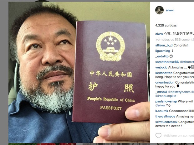 'Hoje recuperei meu passaporte', escreveu o artista e dissidente chinês Ai Weiwei (Foto: Reprodução/Instagram)