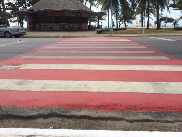 Em um ponto na Pajuçara, há apenas uma rampa de acesso para cadeirante em um dos lados (Foto: Michelle Farias/G1)