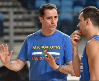 Demétrius conversa com o armador Paulinho no treino de sexta-feira na Arena Carioca 2 (Foto: Reprodução/Instagram)