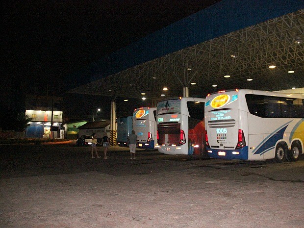 Após assalto, ônibus e passageiros foram reconduzidos à Rodoviária, onde a maioria decidiu reiniciar a viagem (Foto: Marcos Dantas/G1 AM)