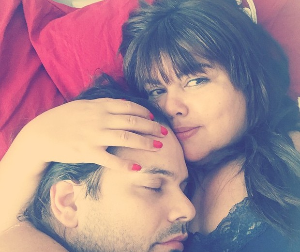 Fabiana Karla usou o Instagram nesta quinta-feira (16) para mostrar todo o amor ao marido, Bruno Muniz — além da preguiça de levantar da cama. - fabi