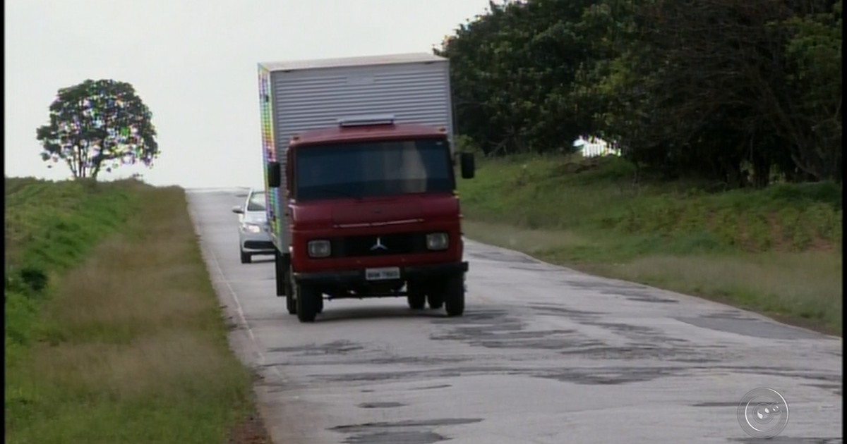 G1 - Desnível na SP-249 compromete tráfego de caminhões em ... - Globo.com