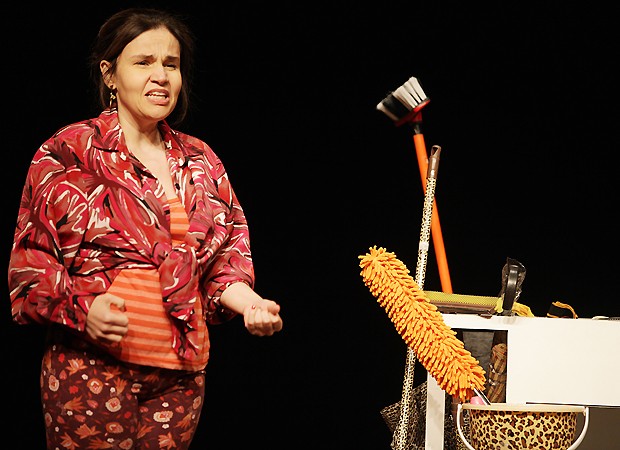 Claudia interpreta uma empregada doméstica no espetáculo que marca seu retorno aos palcos (Foto: Felipe Oneill)