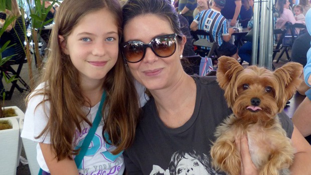 Maria Clara e Renata trouxeram o fofo do cachorrinho Tomy para passear na feira (Foto: Divulgação/RPC)