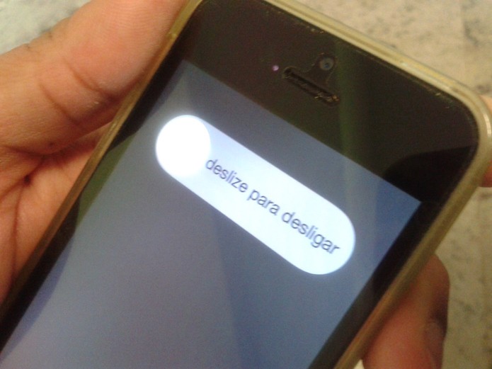 Reiniciando o iPhone para resolver problemas de conexão do WhatsApp (Foto: Reprodução/Marvin Costa)