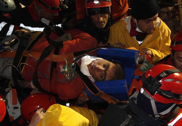 Aydin Palak é levado de maca após resgate (Foto: Reuters)