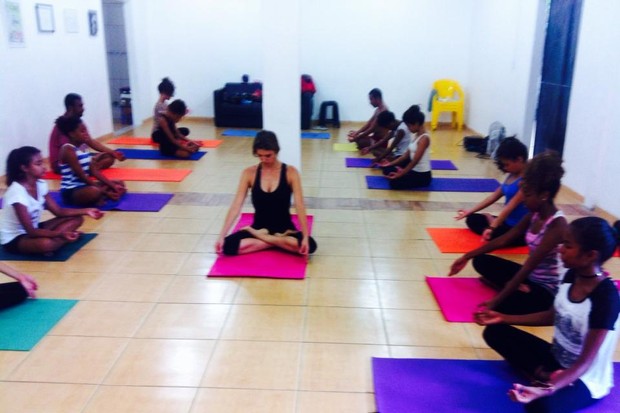 Fernanda Lima na aula de ioga (Foto: Facebook / Reprodução)