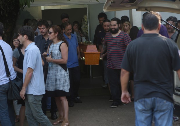 Caixão de Flávio Guarnieri deixa velório (Foto: Iwi Onodera / Ego)