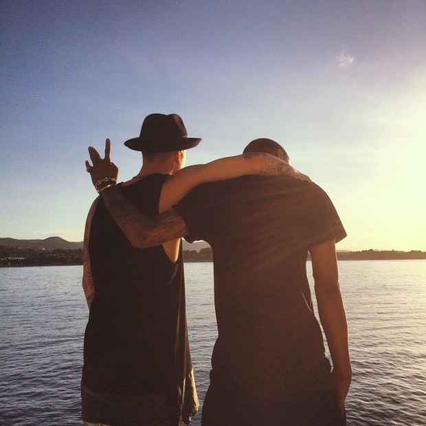 Justin Bieber e o amigo Khalil em Ibiza (Foto: Instagram/ Reprodução)