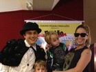 Danielle Winits leva os filhos ao teatro no Rio