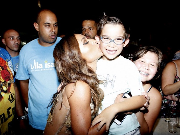 Sabrina Sato com fãs em ensaio da Vila Isabel, na Zona Norte do Rio (Foto: Marcos Ferreira/ Brazil News)