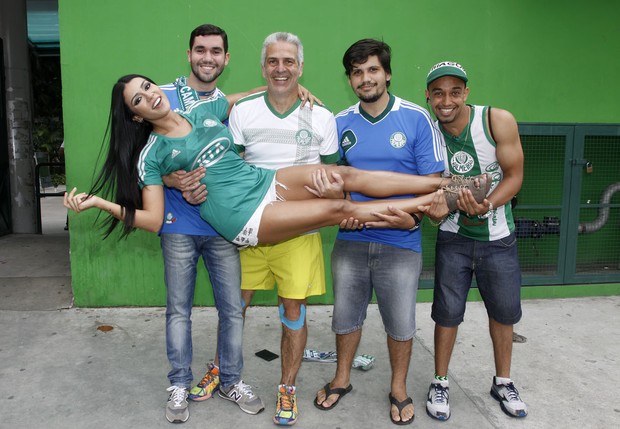 Cíntia Vallentim comemora conquista da Copa do Brasil no estádio do Palmeiras (Foto: Celso Tavares/EGO)