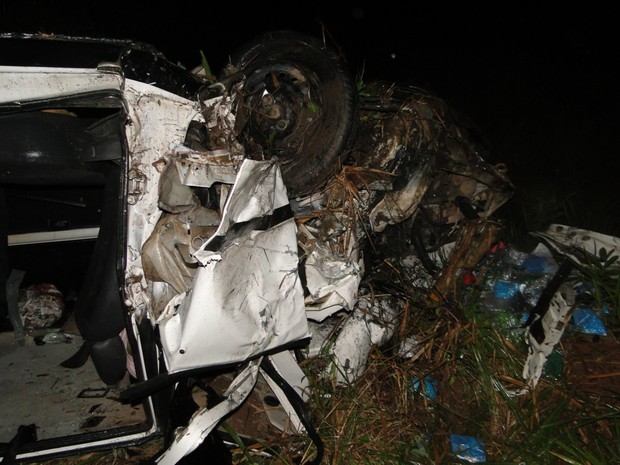 G1 Batida Mata Uma Pessoa Deixa Dois Feridos E Destrói Carros No Sul Da Ba Notícias Em Bahia 