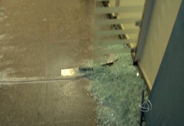 Porta dá acesso ao plenário da Câmara de Vereadores (Foto: Reprodução/TVCA)