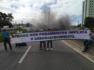 A rodovia foi feixada com mensagem dos protestantes (Foto: Walter Paparazzo/ G1 PB)