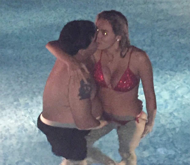 Maradonna E Flagrado Com Mao Boba Daquelas Na Piscina Com Namorada Vogue Gente