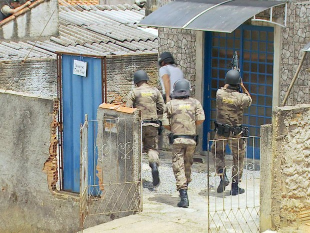 Polícia Militar fez cerco à casa de suspeito em Poços de Caldas, MG (Foto: Reprodução EPTV)