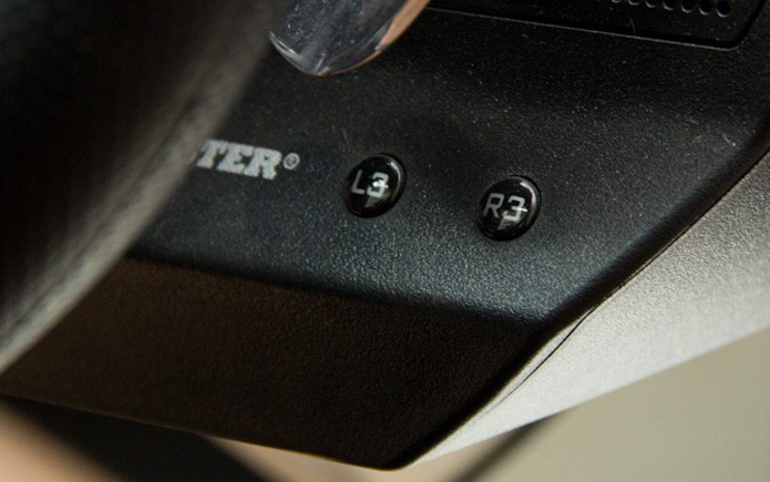 Até os botões R3 e L3 estão no volante da Thrustmaster (Foto: Filipe Garrett/TechTudo)