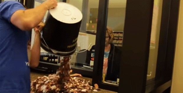 Americano paga multa de trânsito com mais de 20 mil moedas de 1 cent (Foto: Brett Sanders/YouTube)