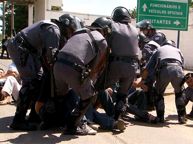 Tropa de Choque tenta retirar agentes penintenciários em greve que tentavam impedir a transferencia e presos em Hortolândia (Foto: Reprodução / EPTV)