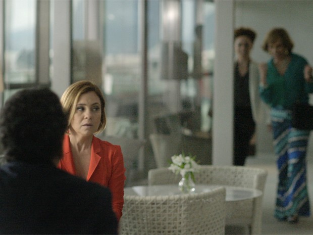 A advogada leva um susto com a chegada da família do prefeito (Foto: TV Globo)