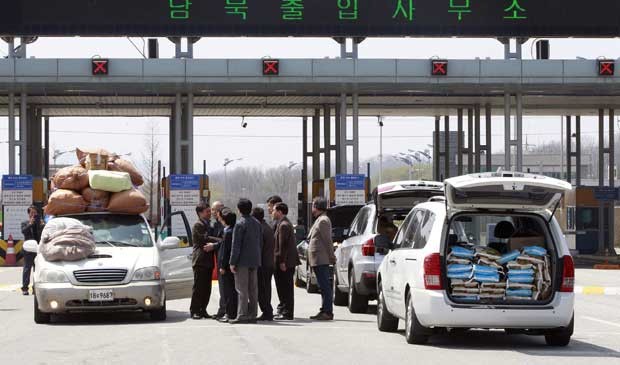 Empresários pretendiam levar alimentos para trabalhadores que sul-coreanos que ainda estão no complexo industrial Kaesong. (Foto: Ahn Young-joon / AP Photo)