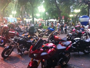 Motos de vários modelos e marcas são exibidas na Praça dos Pioneiros (Foto: Diego Souza)
