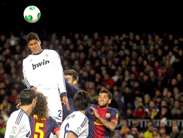 Raphael Varane marca o terceiro gol do Real Madrid contra o Barcelona (Foto: Reuters)
