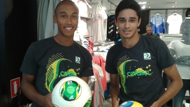 Paulo Victor e Léo, jovens atacantes do Corinthians (Foto: Rodrigo Faber)