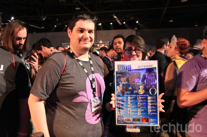 Casal faz suas 'comprinhas' na Blizzcon (Foto: Anna Kellen Bull / TechTudo) Casal faz suas 'comprinhas' na Blizzcon (Foto: Anna Kellen Bull / TechTudo)