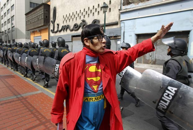 Avelino Chávez se veste como o super-herói há 15 anos. (Foto: Martín Mejía/AP)