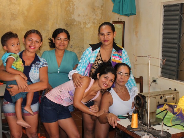 Maria Guimarães com as filhas, nora e sobrinhas no ateliê montado em casa (Foto: Gil Oliveira/ G1)
