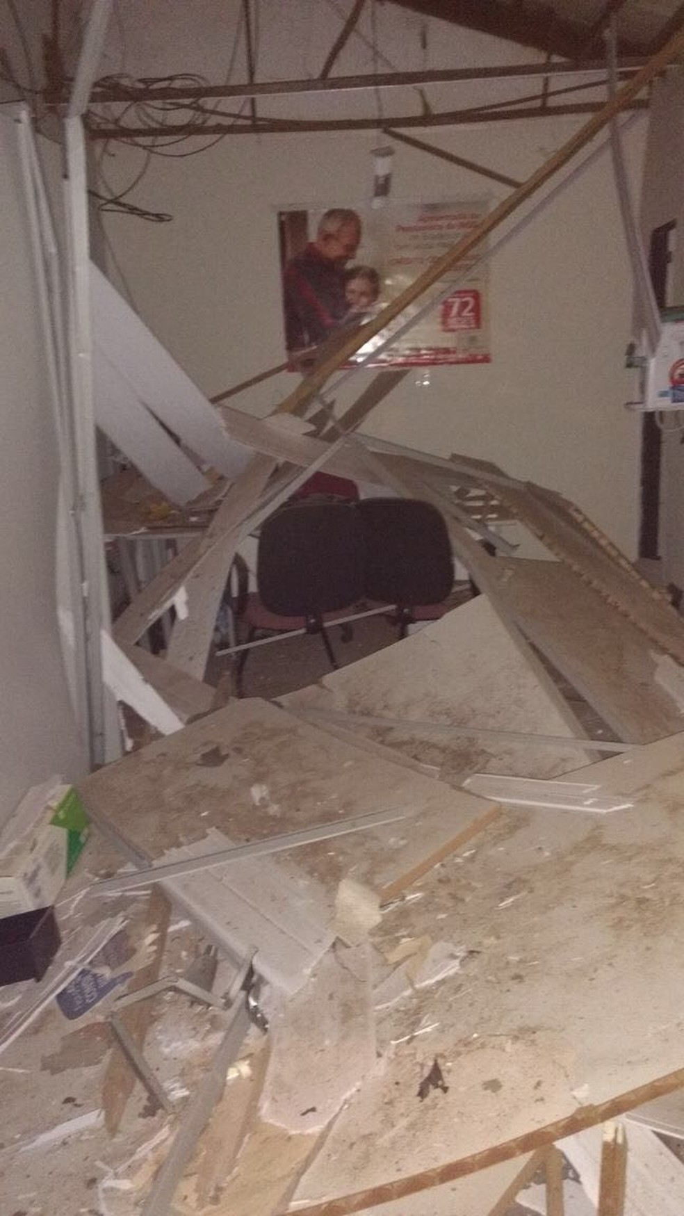 Agência ficou destruída após ação de assaltantes (Foto: Divulgação)