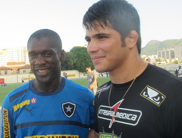 Seedorf e Erick Silva no treino do Botafogo (Foto: Thales Soares)