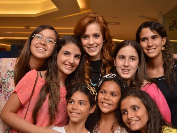 Sophia Abrahão com fãs em evento no Recife (Foto: Felipe Souto Maior/ Ag. News)