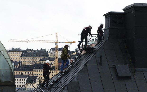 Turistas fazem passeio pelos telhados de Estocolmo, na Suécia (Foto: Jonathan Nackstrand / AFP)