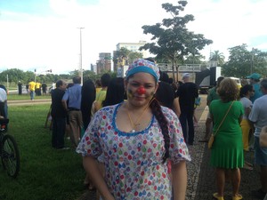 Médica Adria Simões protestou com ariz de palhaço e vestido com um pijama (Foto: Marcos Martins/G1)