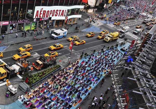 Táxis e pessoas disputaram a Times Square na manhã desta quarta em Nova York (19). (Foto: Shannon Stapleton/reuters)