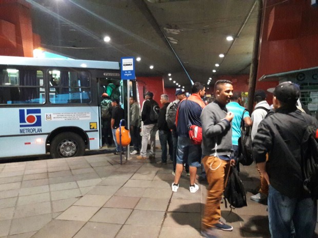 Usuários enfrentam fila para embarcar para a Região Metropolitana  (Foto: Zete Padilha/RBS TV)
