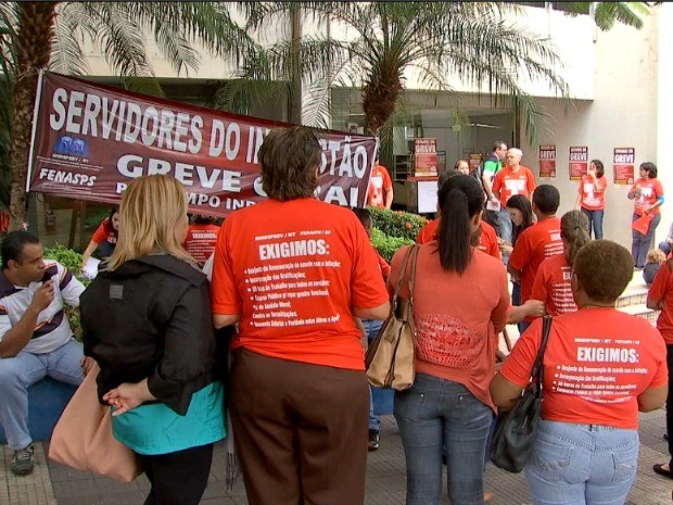 Servidores do INSS protestam em Cuiabá: no estado, servidores de 27 das 34 agências aderiram à greve nacional. (Foto: Reprodução / TVCA)