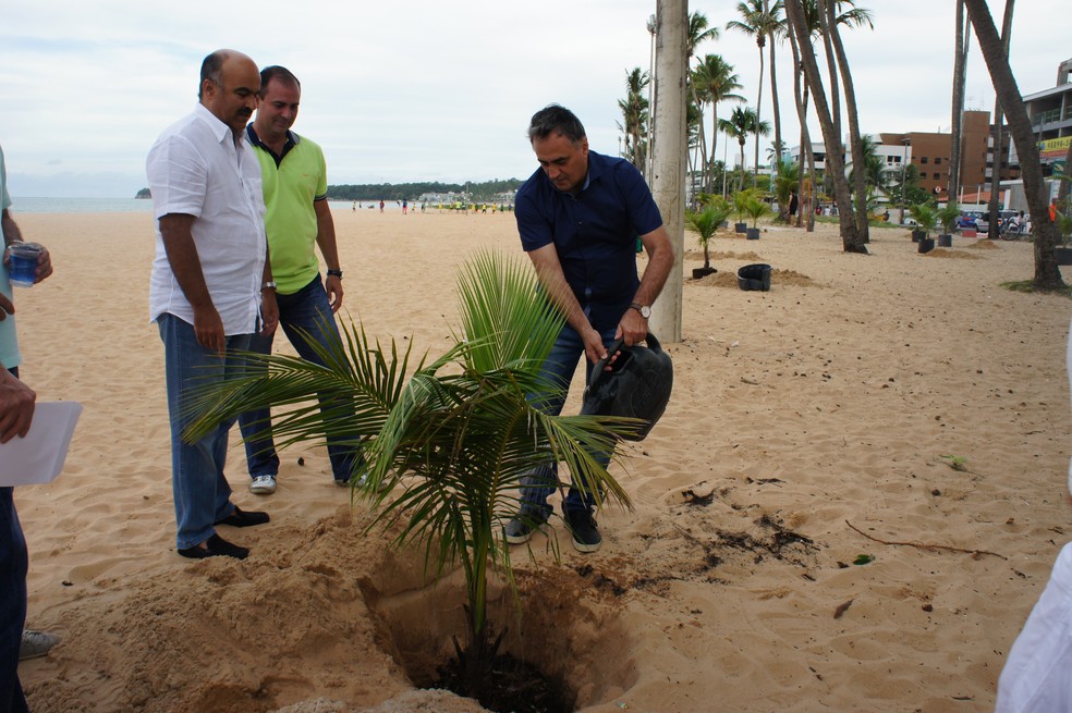 Prefeito de João Pessoa, Luciano Cartaxo, plantando uma das mudas do projeto (Foto: TV Cabo Branco)