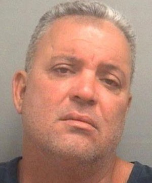 Carlos Bueno foi preso após ligar para a polícia e reclamar que a esposa havia jogado sua cerveja fora nos EUA (Foto: Divulgação/Palm Beach County Sheriff's Office)