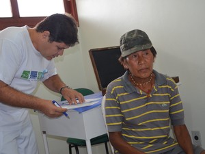 Homens indígenas recem atendimentos de saúde na Casai (Foto: Valéria Oliveira/ G1)