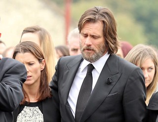 Jim Carrey no enterro de sua ex-namorada, Cathriona White (Foto: AKM GSI)