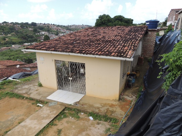 Maria Janeide afirma que é preciso construir um muro de arrimo para proteger o imóvel e a vizinhança de possíveis acidentes (Foto: Penélope Araújo/G1)