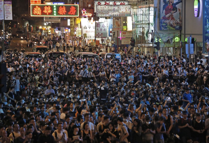  Manifestantes pró-democracia enfrentaram bombas de gás lacrimogêneo e avanços de policiais com cassetetes e permaneceram firmes durante protestos em Hong Kong nesta segunda-feira (29)